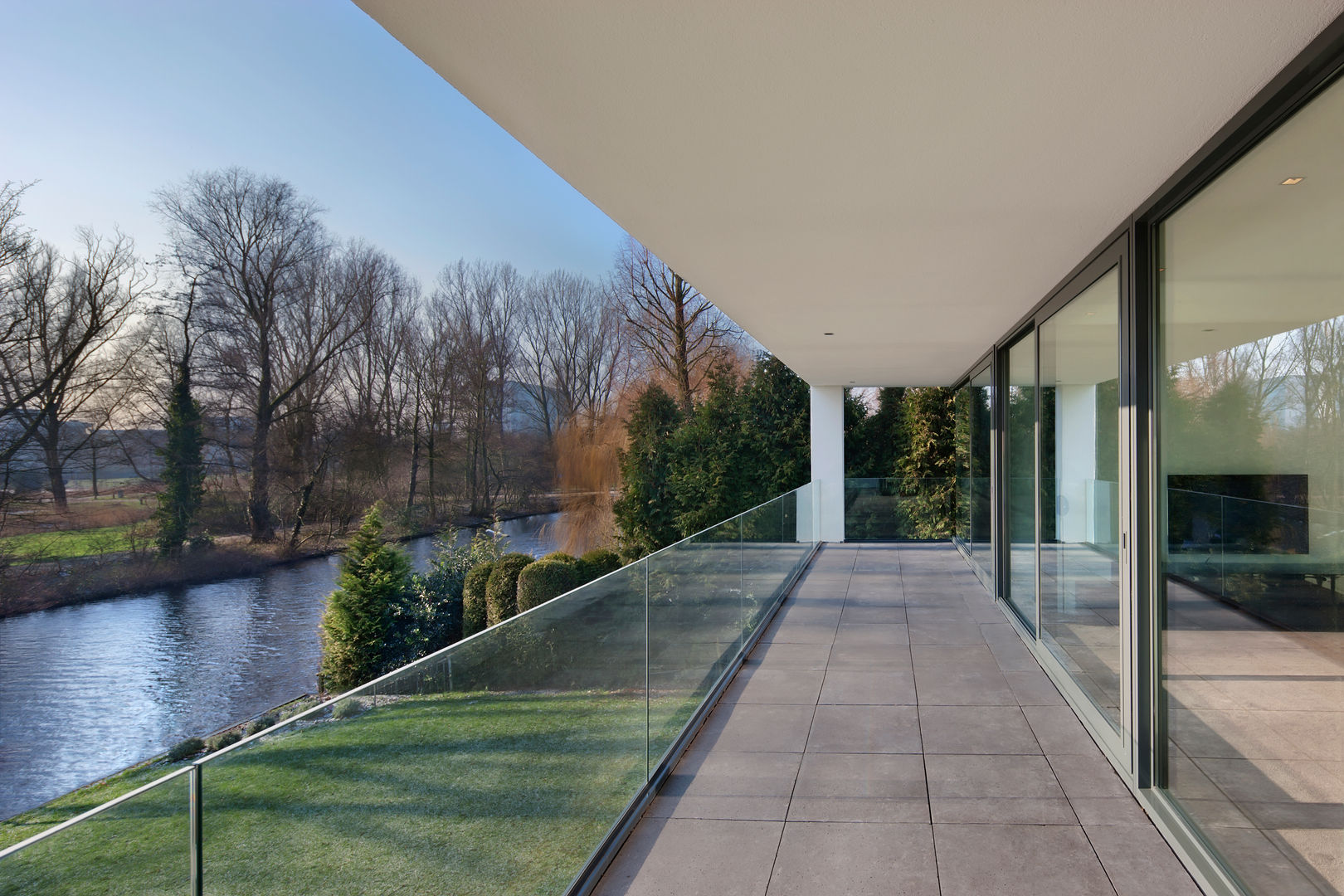 VILLA BJ, VAN ROOIJEN ARCHITECTEN VAN ROOIJEN ARCHITECTEN Modern Terrace Glass