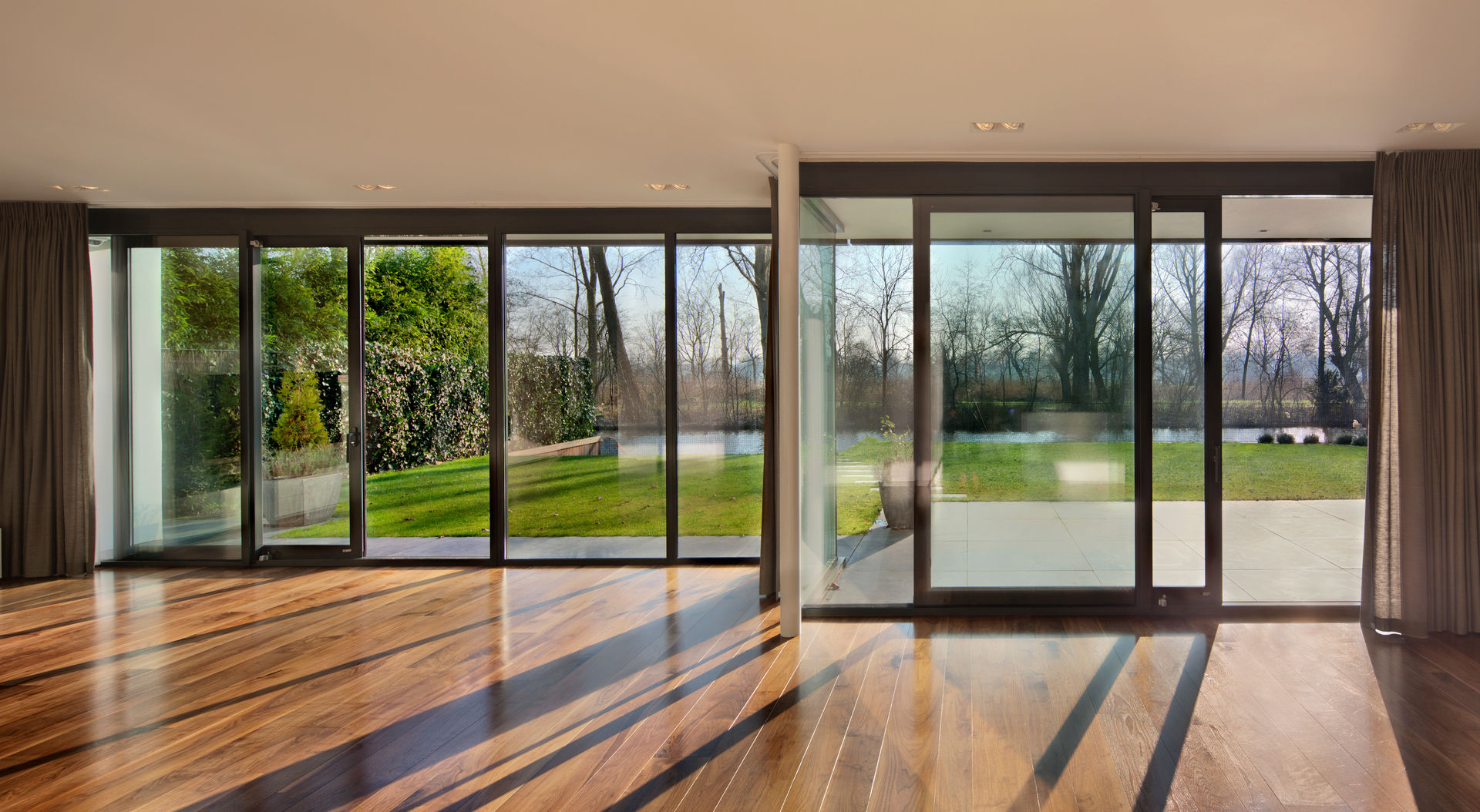 woonkamer VAN ROOIJEN ARCHITECTEN Moderne woonkamers Hout Hout villa