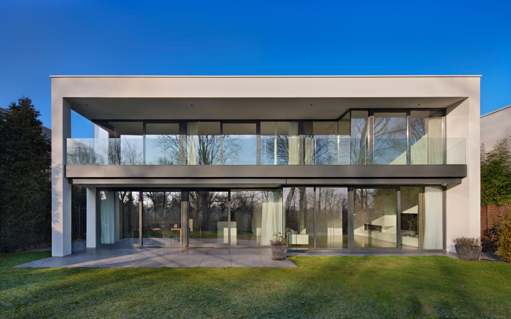 achtergevel met balkon VAN ROOIJEN ARCHITECTEN Moderne huizen Beton villa