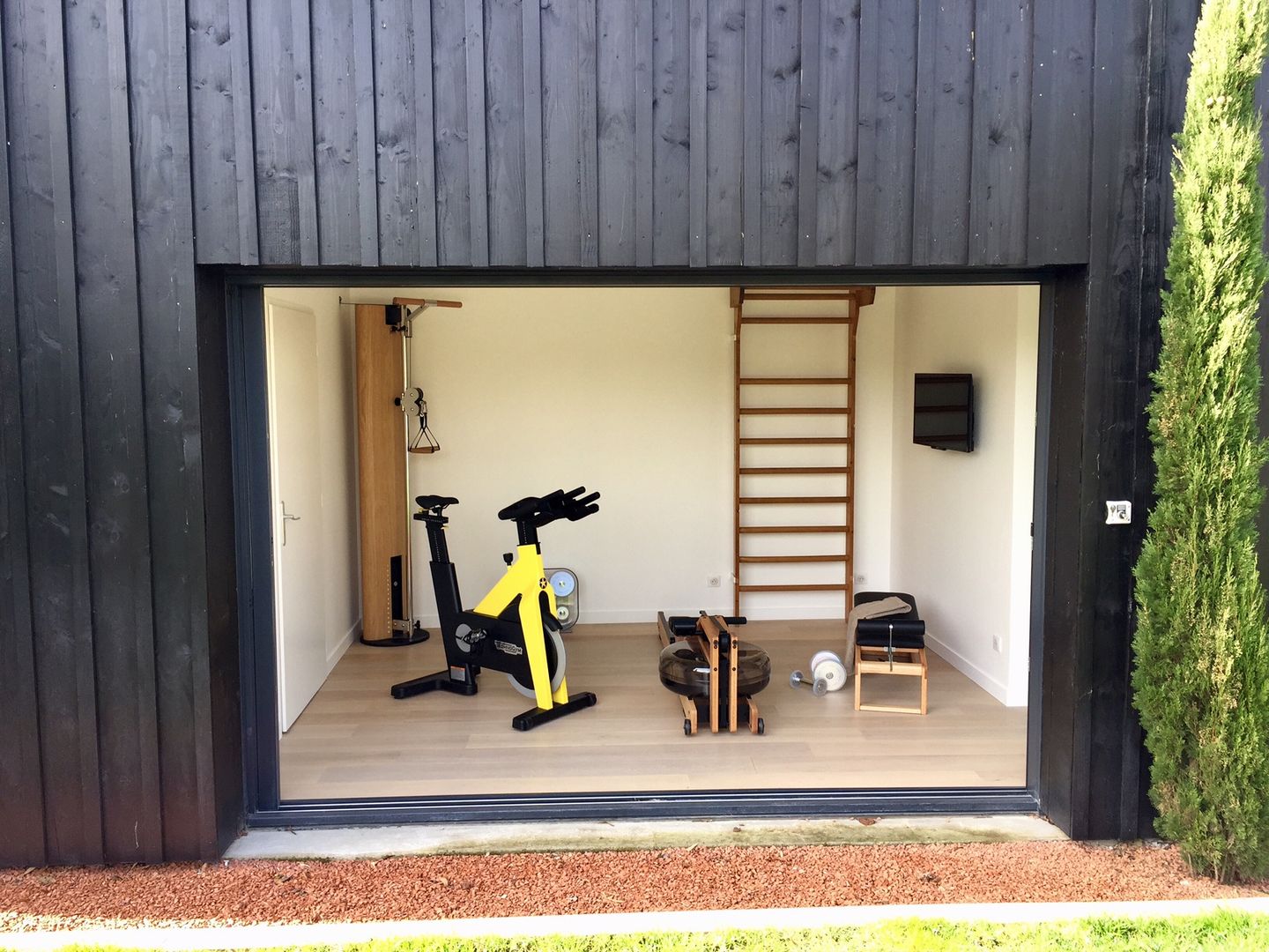 Une salle de sport complète dans 11m2, Athletica Design Athletica Design Modern Gym Salle de sport,fitness,bien être,vélo,rameur,espalier,haltéres,Slimbeam,Nohrd,Waterrower,Technogym