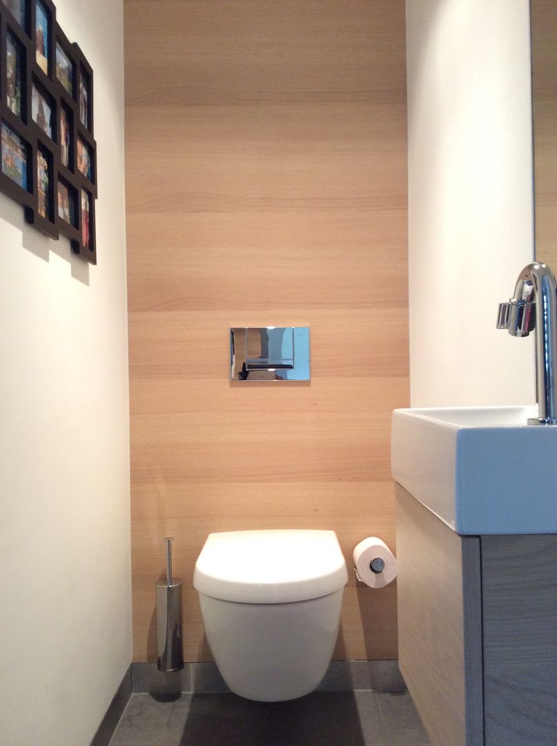 Toilet op de begane grond Studio Inside Out Moderne badkamers Houtcomposiet Transparant