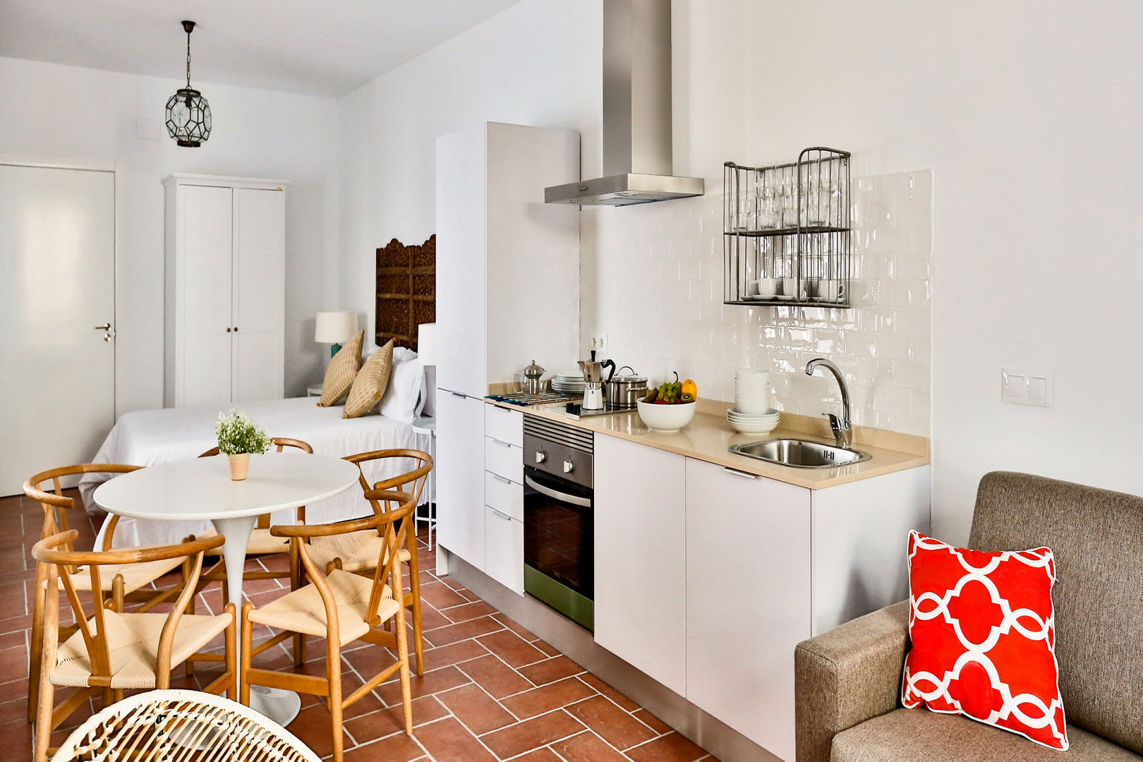 Edificio apartamentos turisticos Cordoba, StudioBMK StudioBMK Mediterranean style kitchen