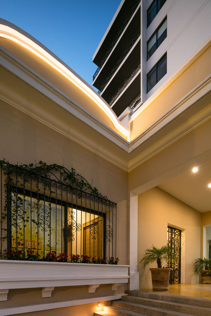 EDIFICIO CASA CORONADO, Trama Arquitectos Trama Arquitectos Eclectic style corridor, hallway & stairs