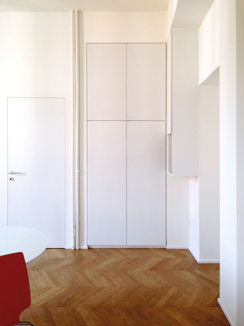 Trilocale in città studi, Atelier delle Verdure Atelier delle Verdure Minimalist corridor, hallway & stairs Wood Wood effect Clothes hooks & stands