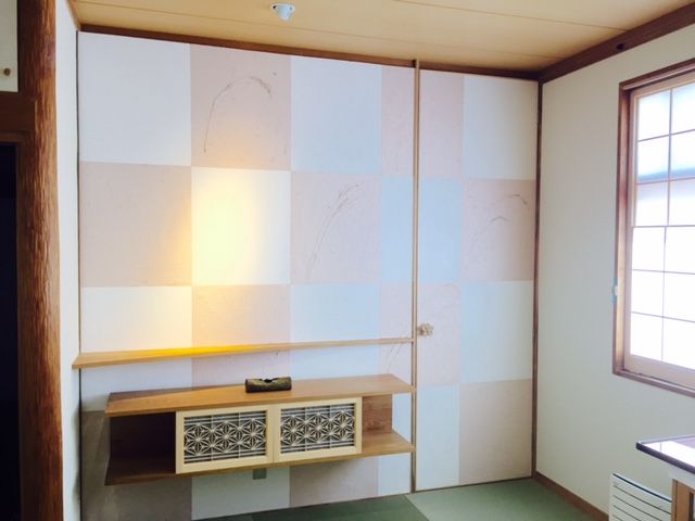sakura和モダン 株式会社KIMURA bi-Art オリジナルな 壁&床 木 木目調 家具,窓,木,建物,テーブル,ドア,フローリング,フィクスチャ,床,シェード