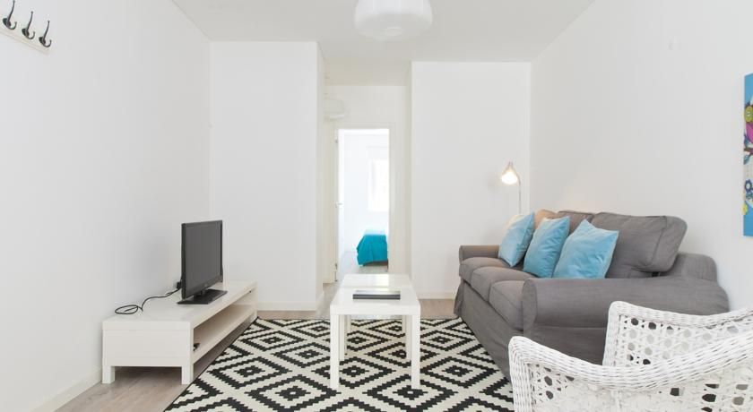 APARTAMENTO SHORT RENTING LISBOA, MARIA ILHARCO DE MOURA ARQUITETURA DE INTERIORES E DECORAÇÃO MARIA ILHARCO DE MOURA ARQUITETURA DE INTERIORES E DECORAÇÃO غرفة المعيشة