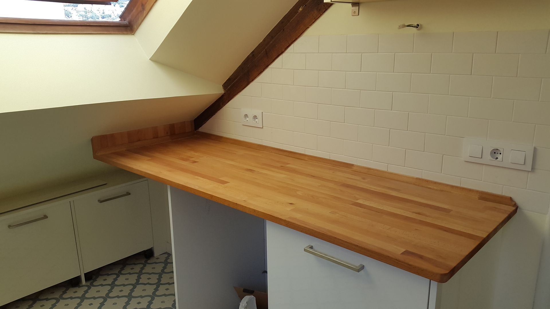 Cocina en bajocubierta homify Cocinas de estilo moderno Madera Acabado en madera