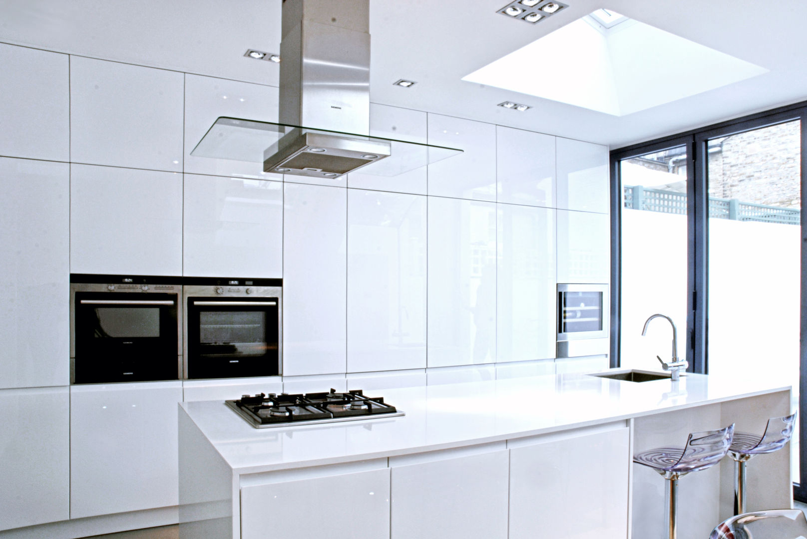 Bishop Road Guarnieri Architects مطبخ kitchen island,white kitchen,skylights,conservatory