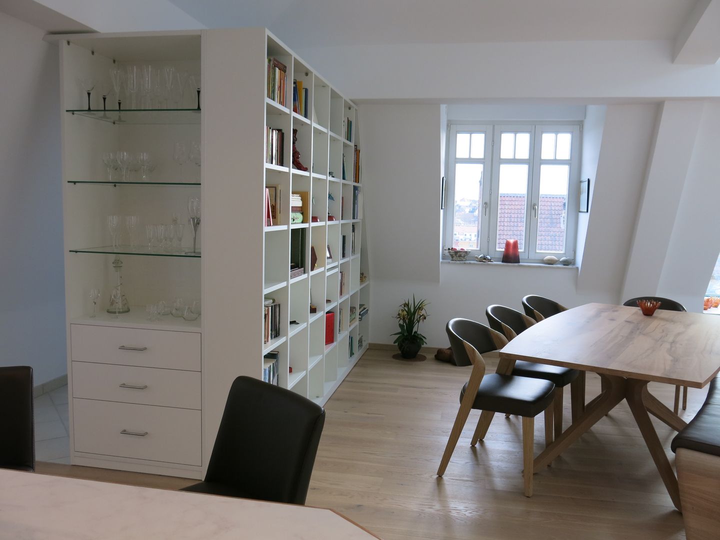 Raumteiler im Wohn-/Esszimmer, schrankwerk.de schrankwerk.de Moderne woonkamers Wandplanken