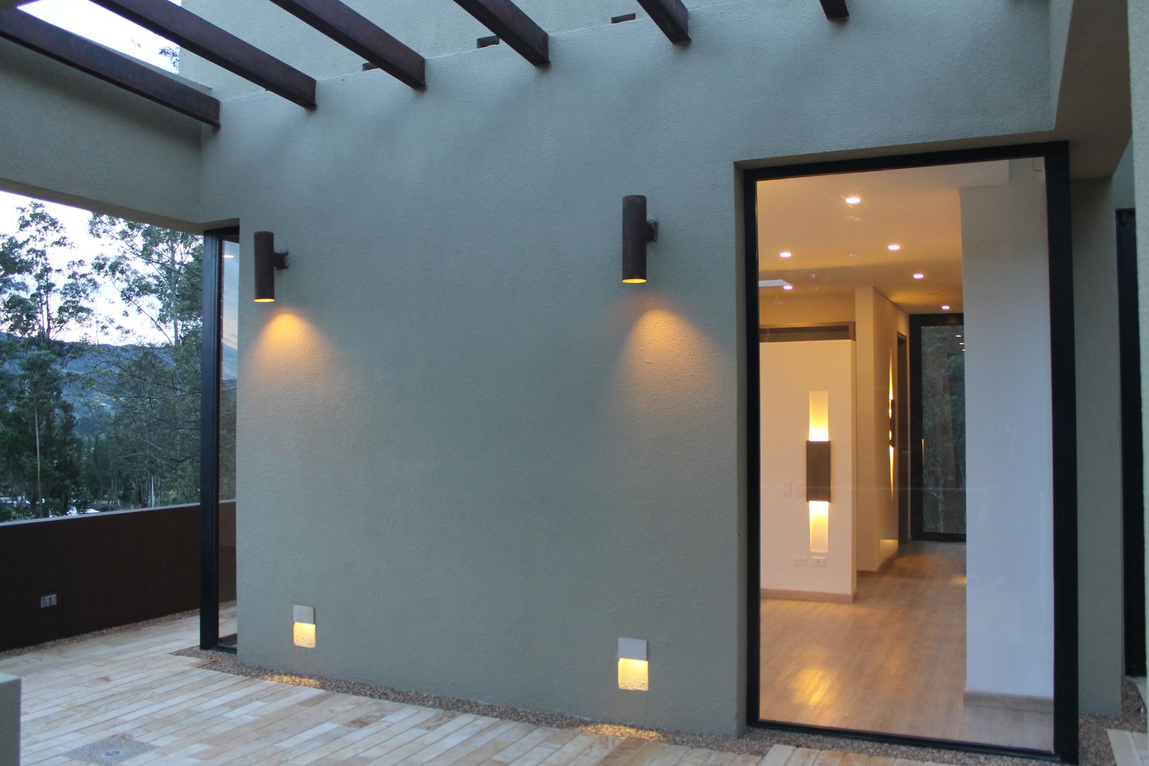 Casa Valencia, IngeniARQ IngeniARQ モダンデザインの テラス