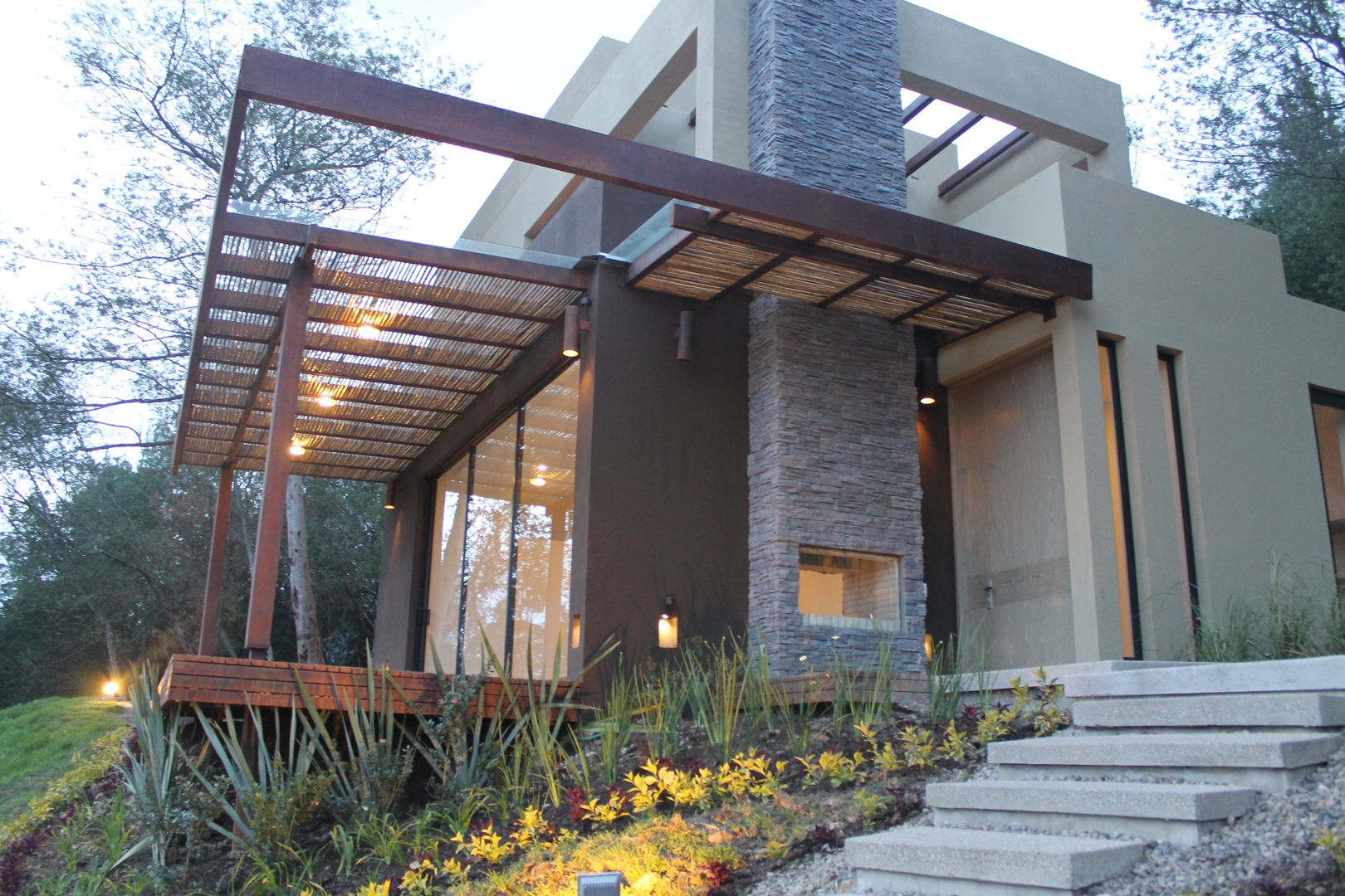 EXTERIOR IngeniARQ Casas estilo moderno: ideas, arquitectura e imágenes