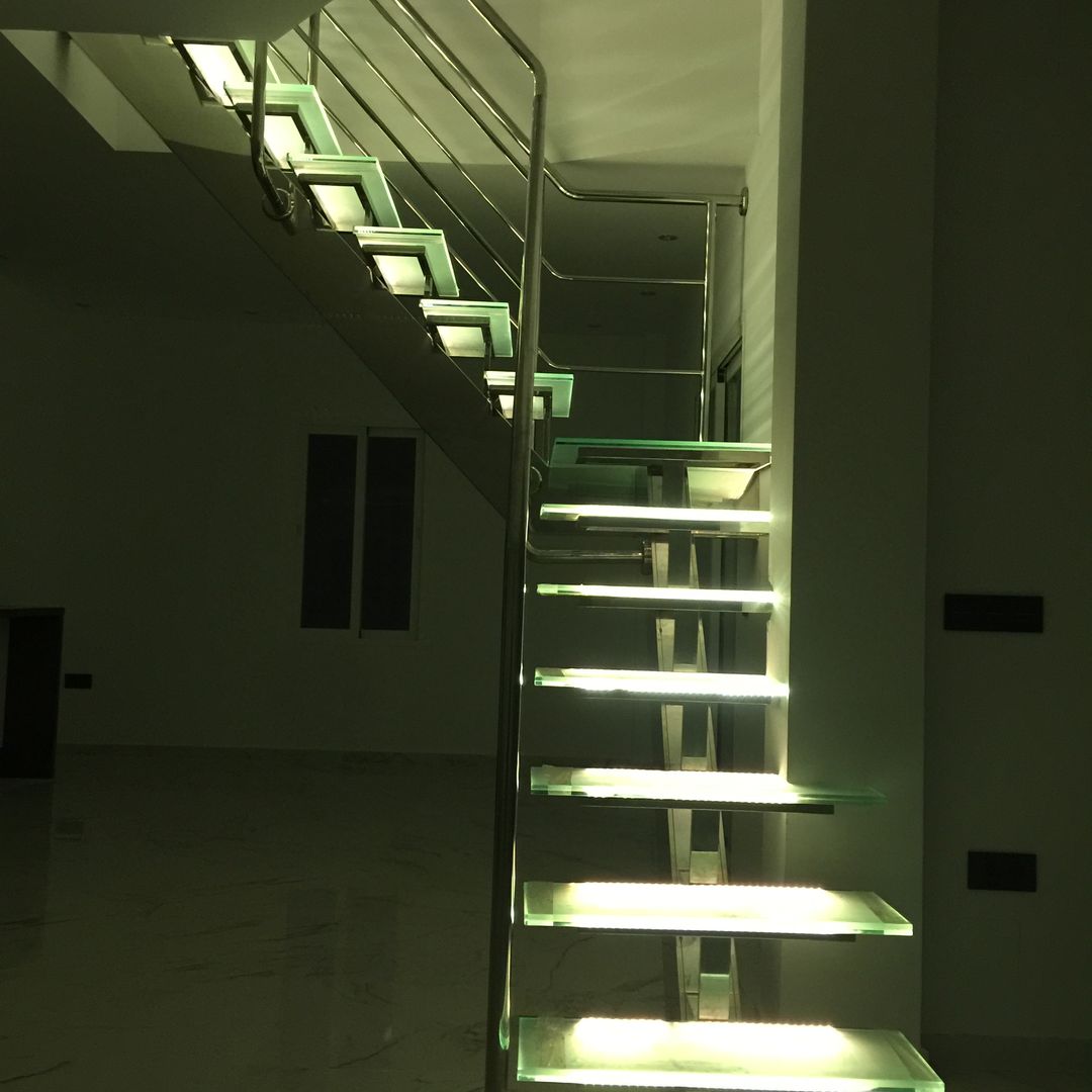 Escalera despues de Proyecto DECORACIÓN E INTERIORISMO OBRASA Dormitorios de estilo moderno