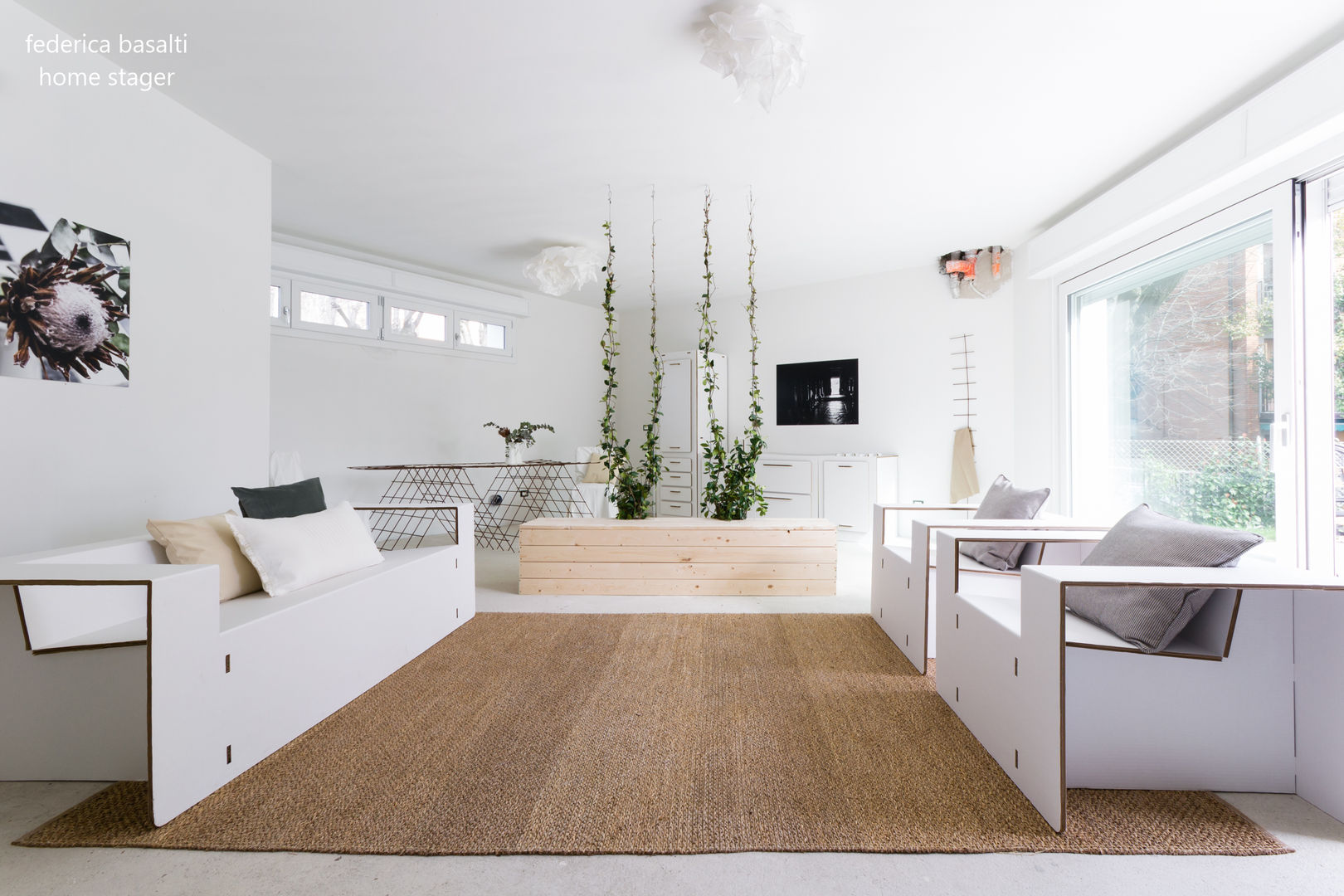 IL SOGGIORNO federica basalti home staging Soggiorno in stile scandinavo GREZZO,HOME STAGING,VUOTO,CARTONE,RECICLO,LUCE,LIVING,SALA,OPEN SPACE,BIANCO,VERDE