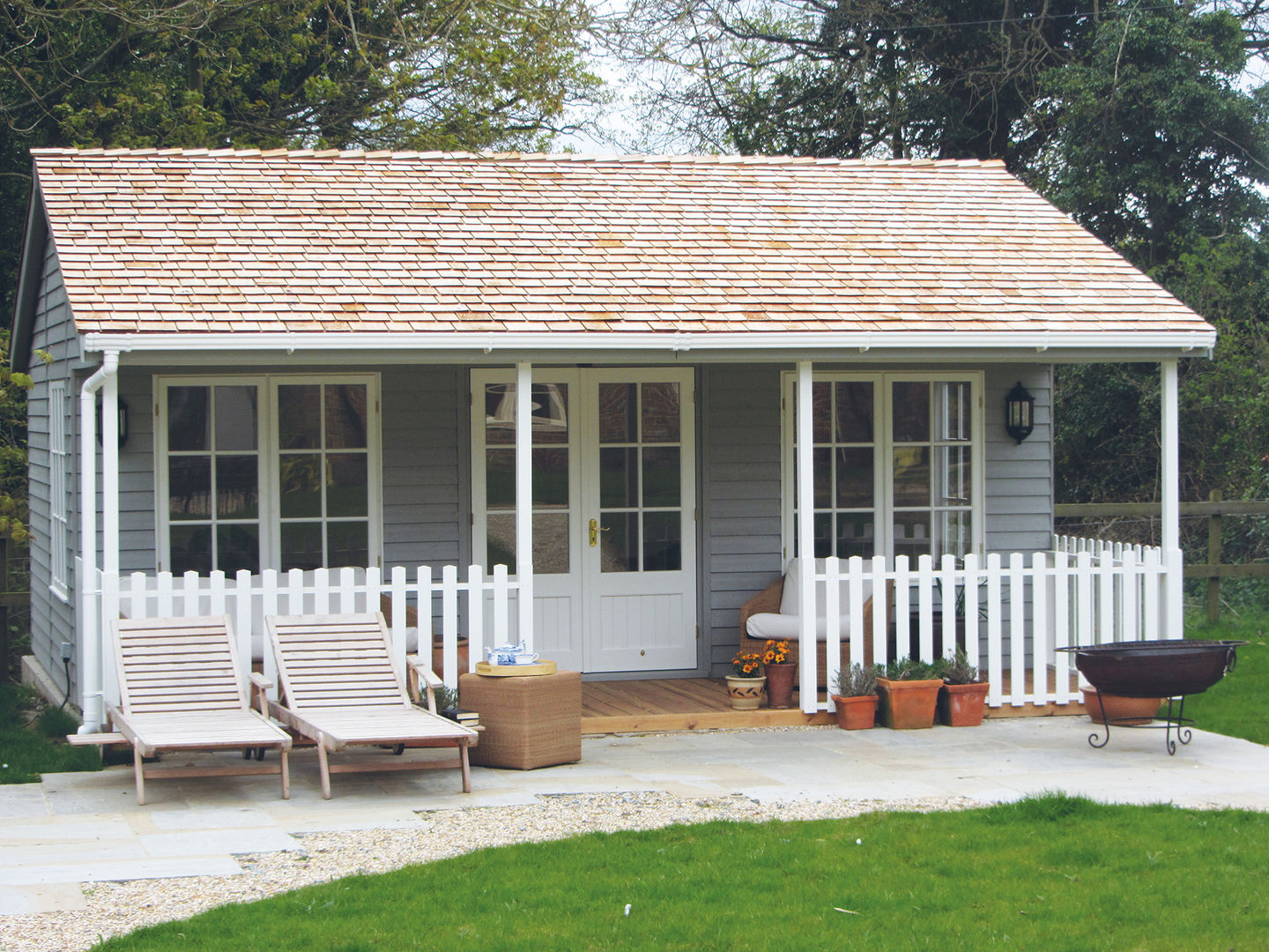 Garden Room with Veranda CraneGardenBuildings Garajes clásicos Garajes