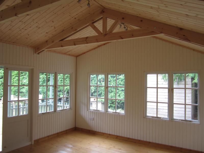 Garden Room with Veranda Interior CraneGardenBuildings クラシックデザインの ガレージ・物置 ガレージ＆小屋