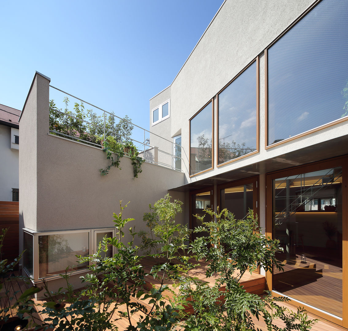 奥沢の家, アトリエ スピノザ アトリエ スピノザ Scandinavian style balcony, veranda & terrace Wood Wood effect