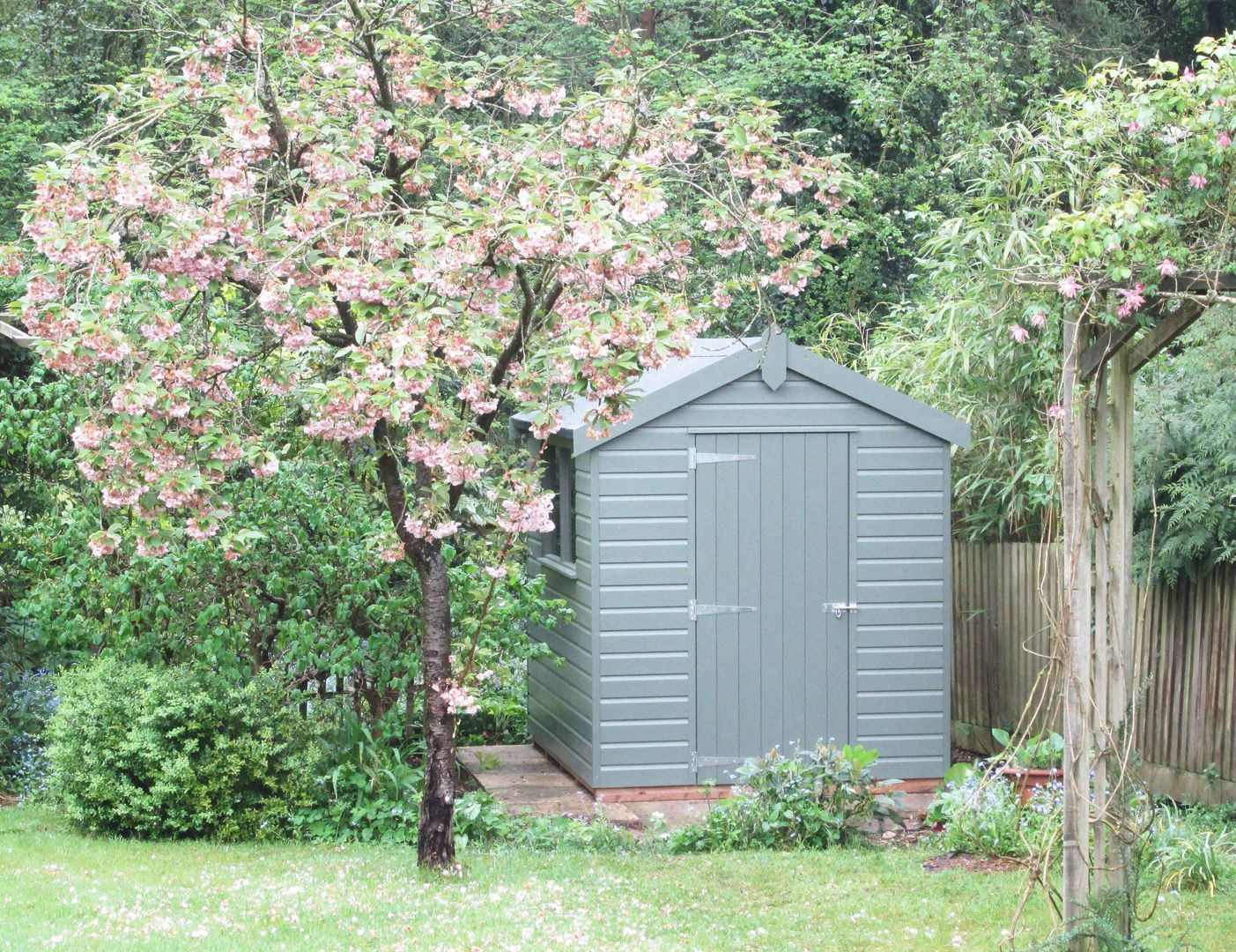 Classic Shed Painted in Moss CraneGardenBuildings Garagens e arrecadações clássicas Garagem e arrecadação