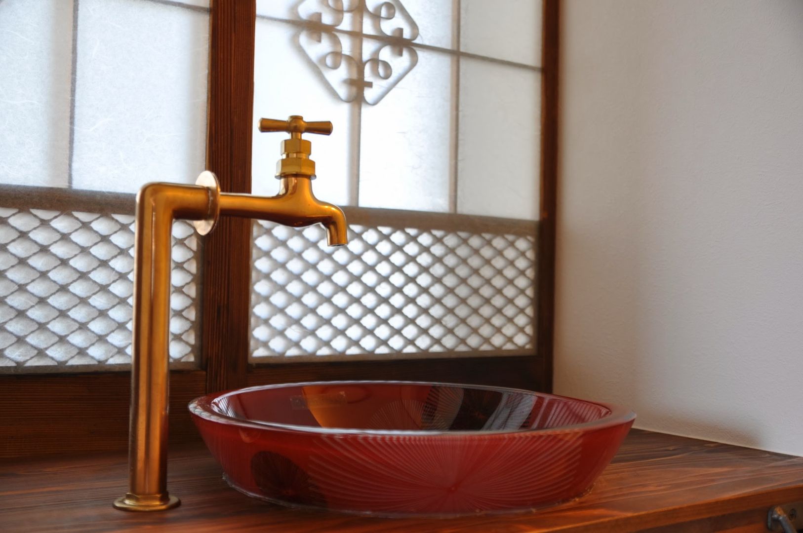 五十嵐の住宅（自邸）, カワサキジムショ カワサキジムショ Classic style bathroom Copper/Bronze/Brass Sinks