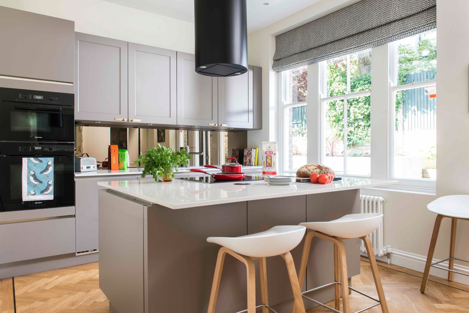 Whitehall Park Residential SWM Interiors & Sourcing Ltd Nhà bếp phong cách hiện đại Gỗ Wood effect kitchen,extractor hood,kitchen worktop,barstools,splashback