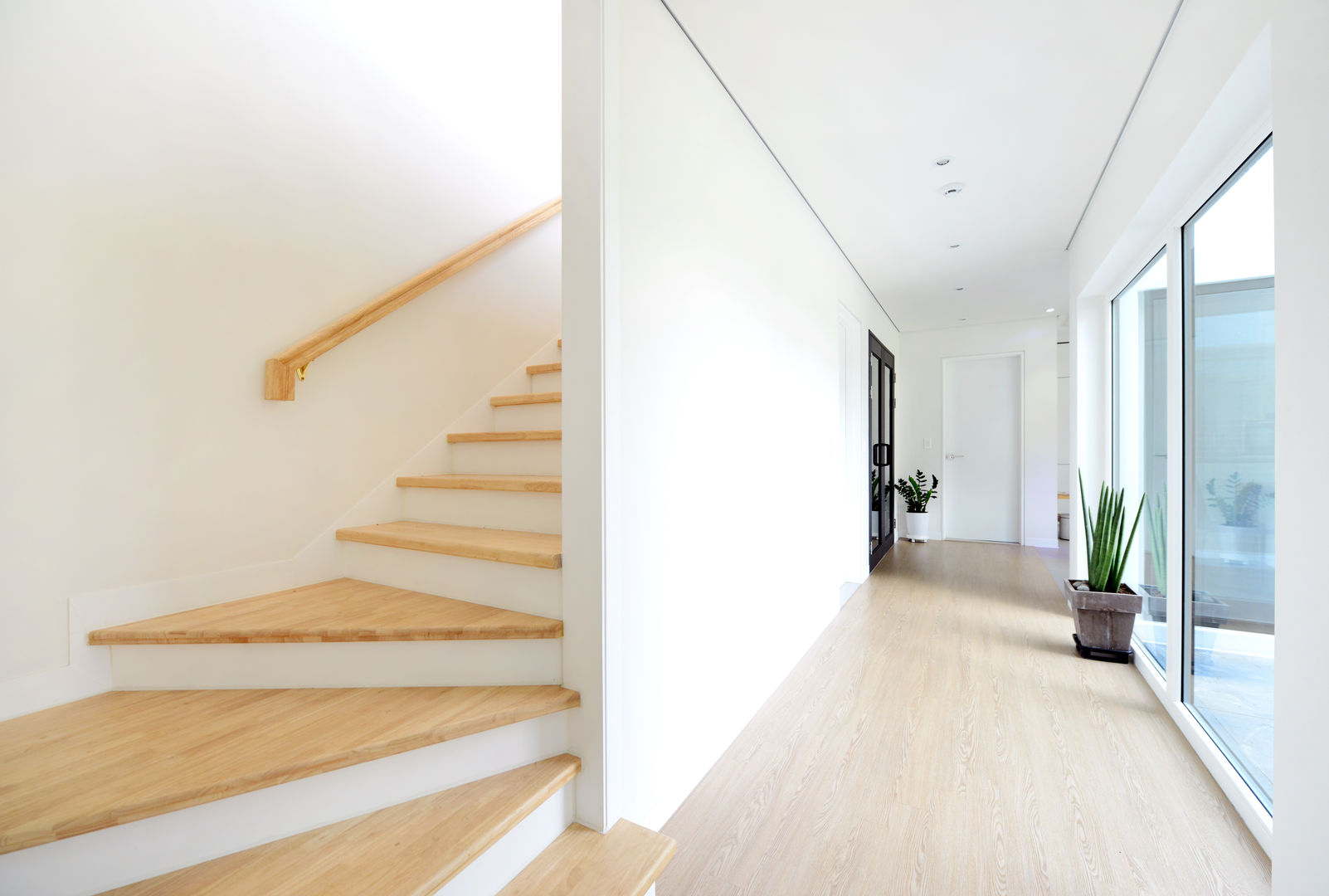 homify Modern Corridor, Hallway and Staircase