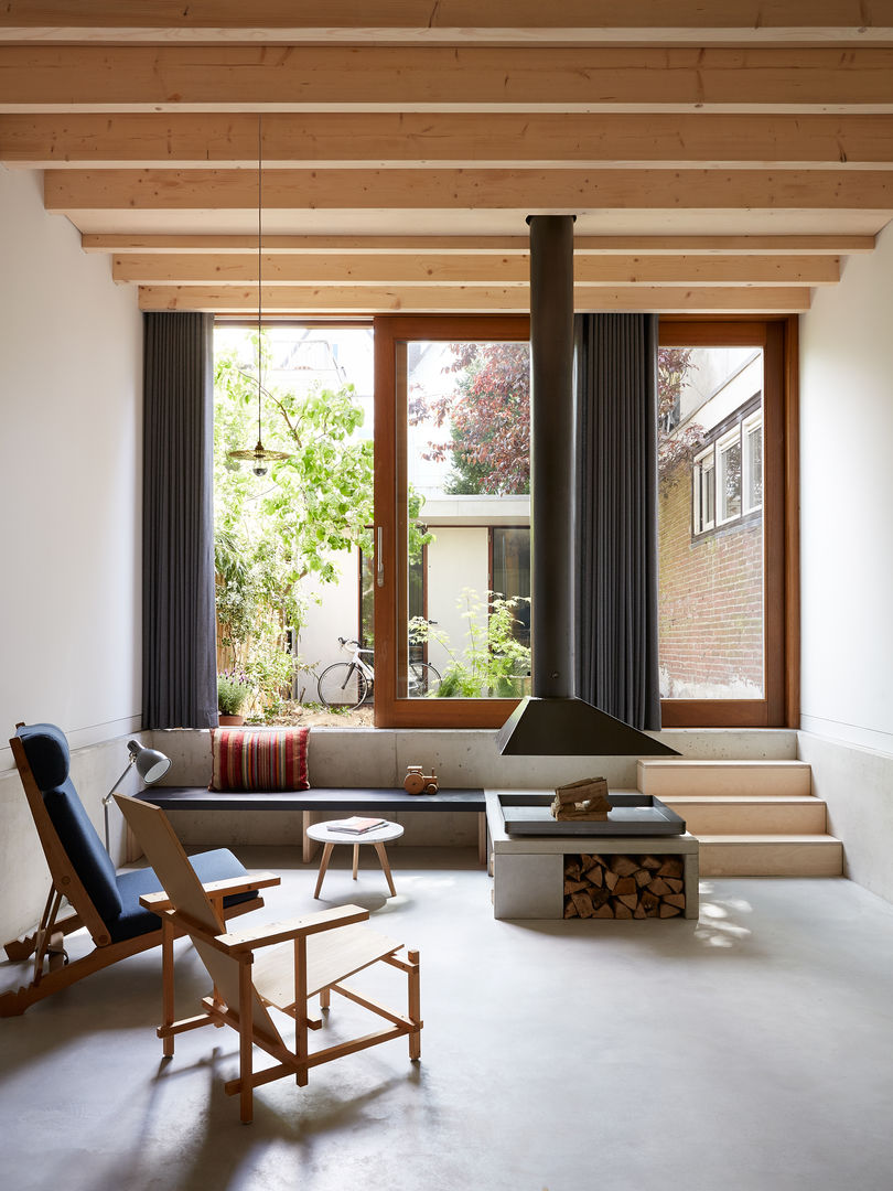 Wenslauer House, 31/44 Architects 31/44 Architects Puertas y ventanas de estilo moderno concrete,timber,fireplace,new build,self build,amsterdam,windows,doors,interior,living room