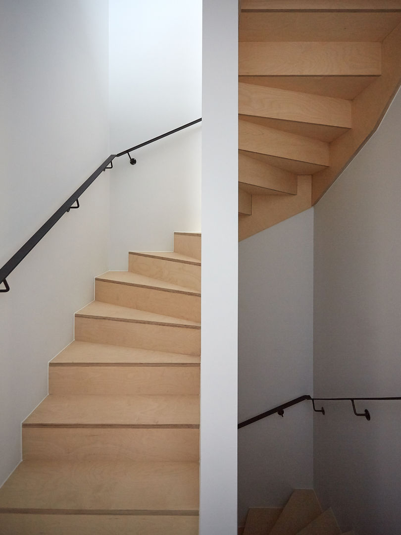 Wenslauer House, 31/44 Architects 31/44 Architects Pasillos, vestíbulos y escaleras de estilo moderno staircase,interior,modern,timber,new build,self build