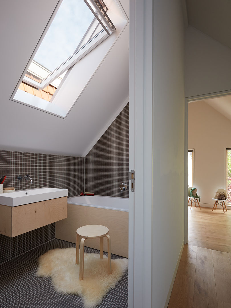 Wenslauer House, 31/44 Architects 31/44 Architects Modern bathroom barhroom,skylight,modern,new build,self build