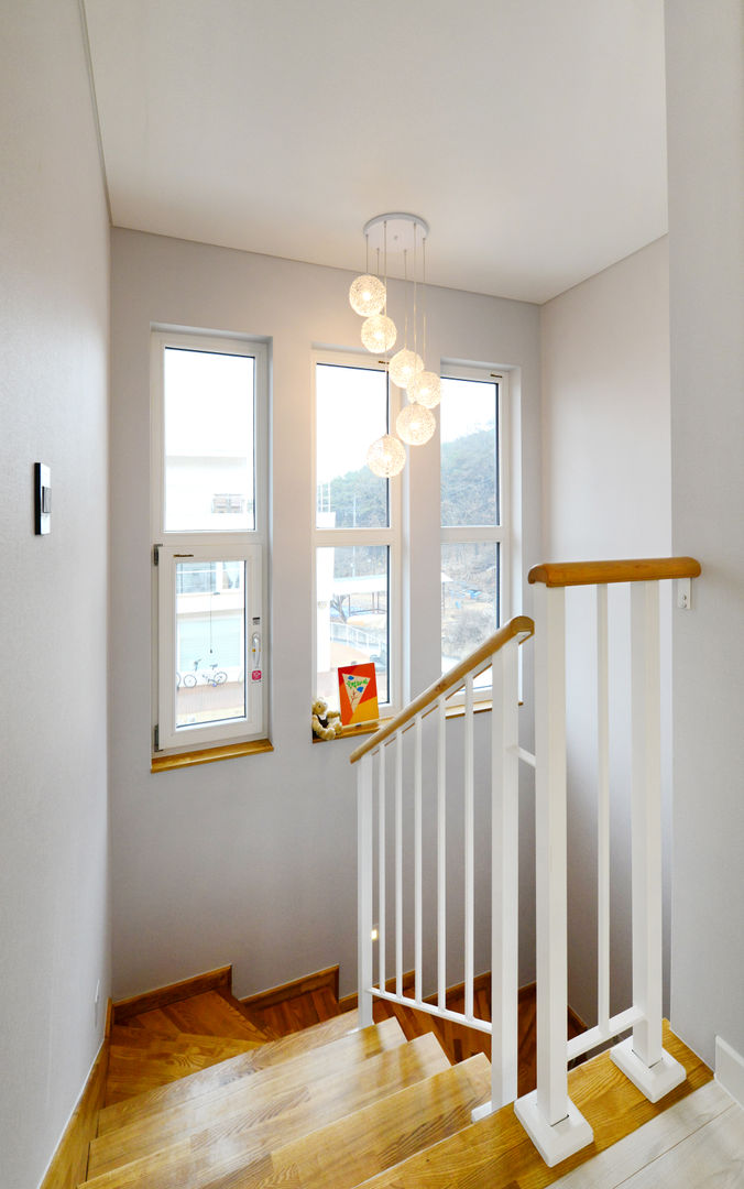 homify Modern corridor, hallway & stairs