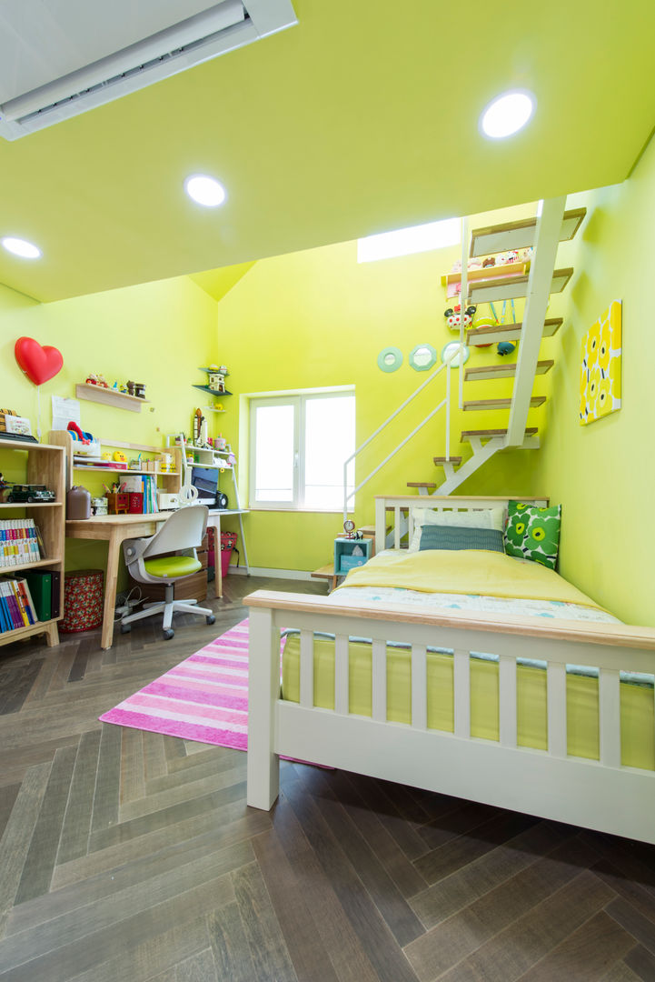 homify Modern nursery/kids room