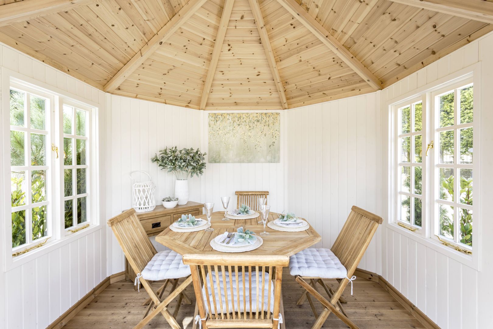 Wiveton Summerhouse Interior CraneGardenBuildings クラシックデザインの ガレージ・物置 ガレージ＆小屋