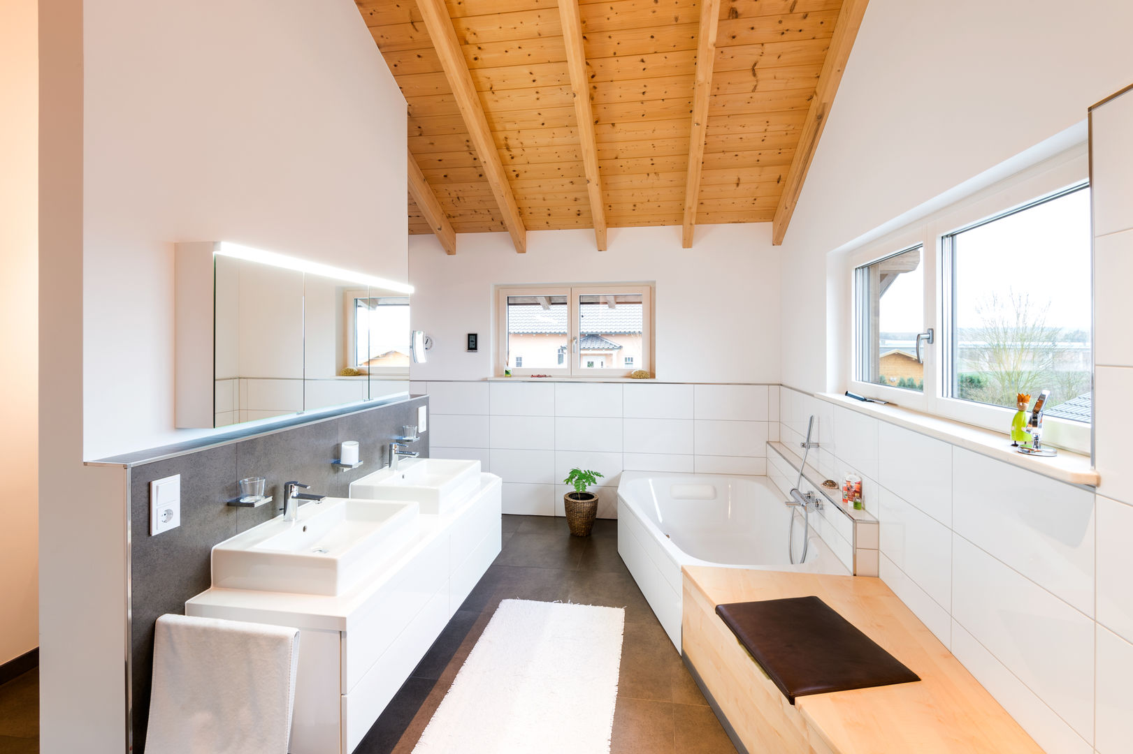 Wohnhaus P, RO-REI Holzhaus GmbH & Co.KG RO-REI Holzhaus GmbH & Co.KG Classic style bathroom Wood Wood effect