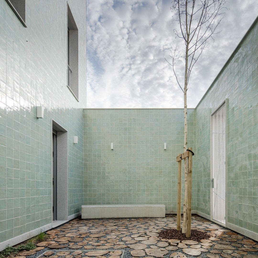 Casa Acreditar Porto, ALA.rquitectos ALA.rquitectos Casas modernas Azulejo