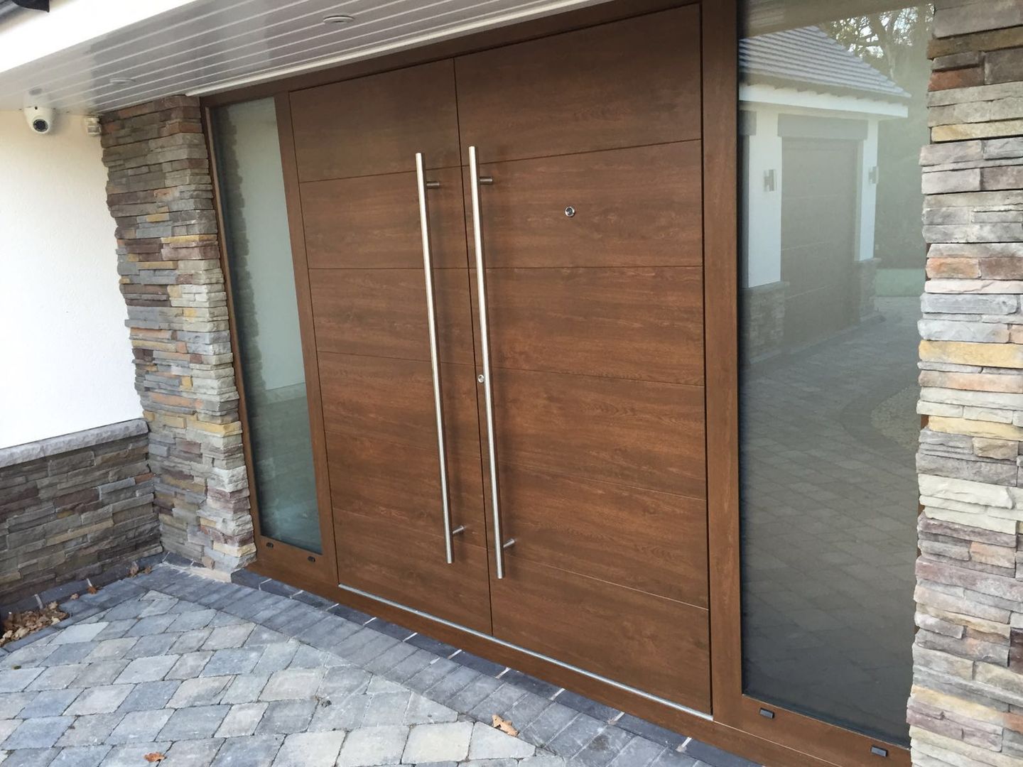 homify Modern style doors Aluminium/Zinc Doors