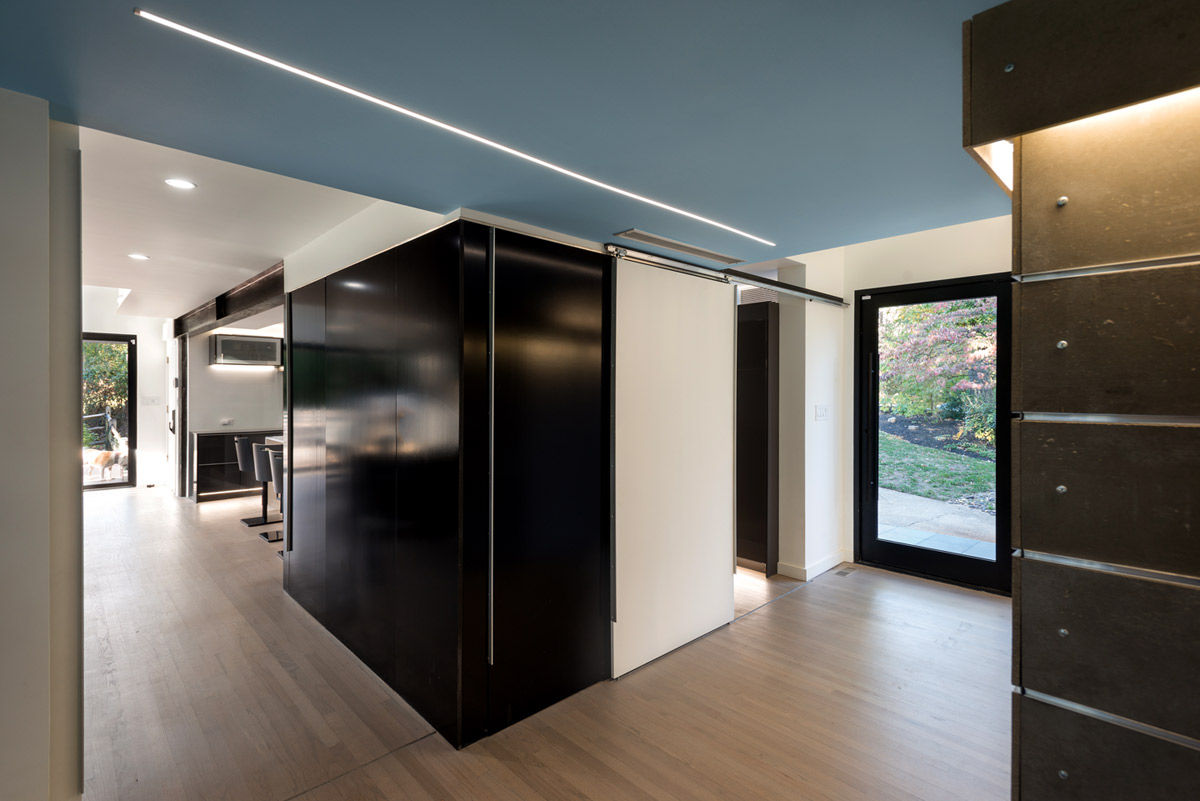 Cache House, KUBE architecture KUBE architecture Modern corridor, hallway & stairs