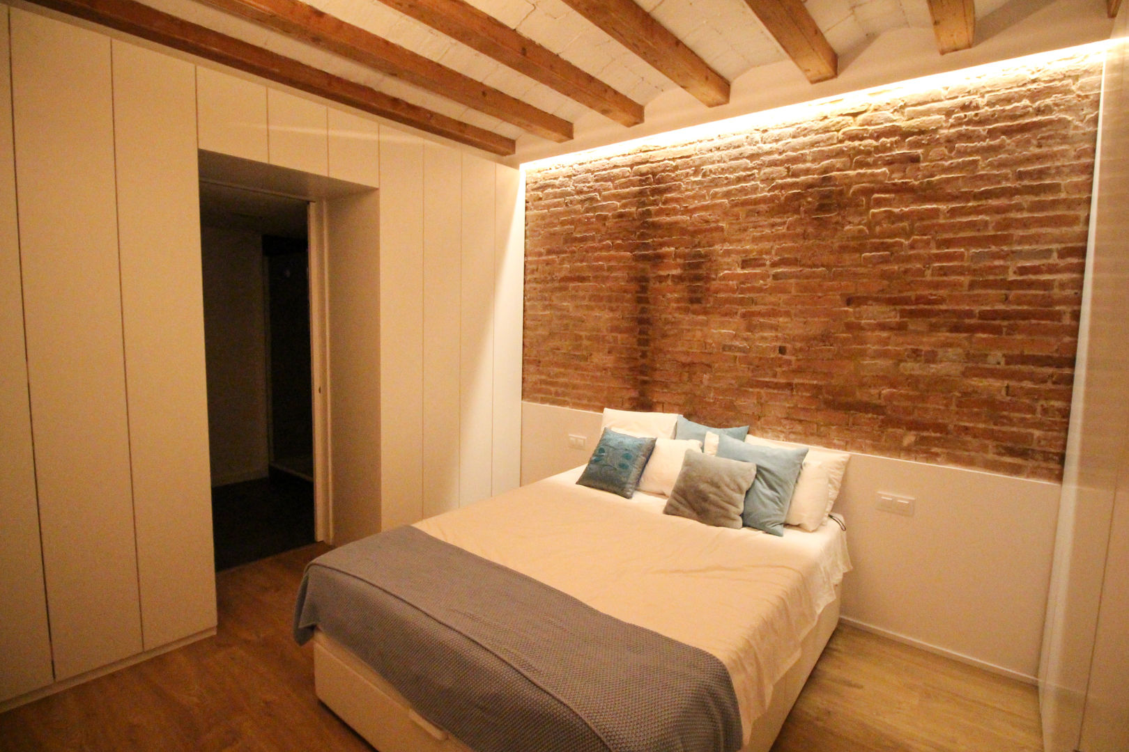 Reforma integral de vivienda en Barcelona capital, Reformas Vicort Reformas Vicort Camera da letto in stile classico Legno Effetto legno