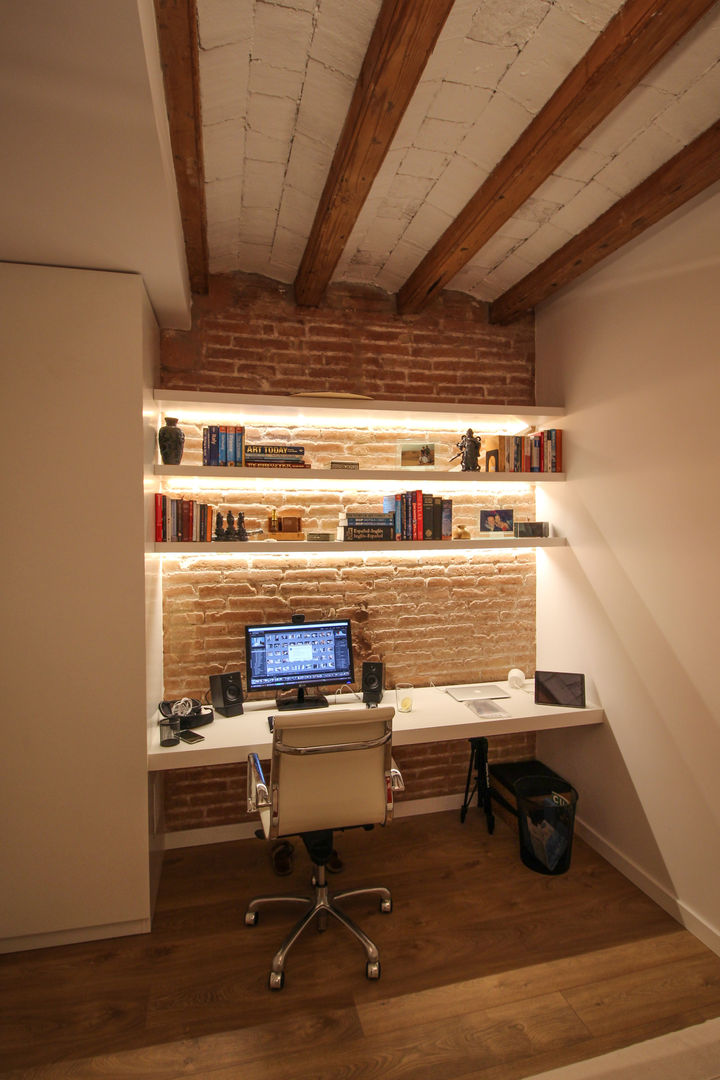 Reforma integral de vivienda en Barcelona capital Reformas Vicort Estudios y despachos de estilo clásico Madera Acabado en madera Computadora,Computadora personal,Edificio,Estante,Monitor de computadora,Periférico,Escritorio de computadora,Escritorio,Silla de oficina,Estantería