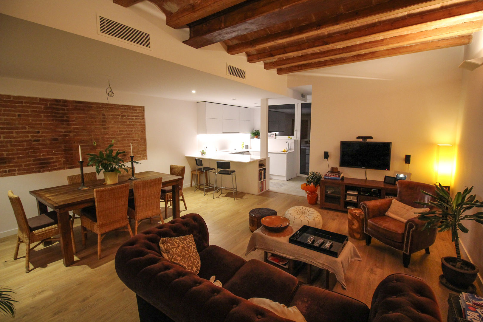 Reforma integral de vivienda en Barcelona capital Reformas Vicort Livings de estilo clásico Madera Acabado en madera