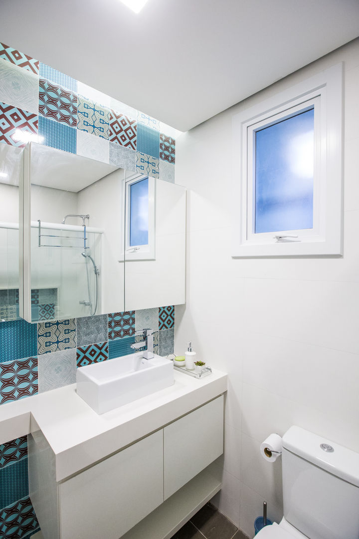 Banheiro Bom Fim Camila Chalon Arquitetura Casas de banho tropicais Cerâmica