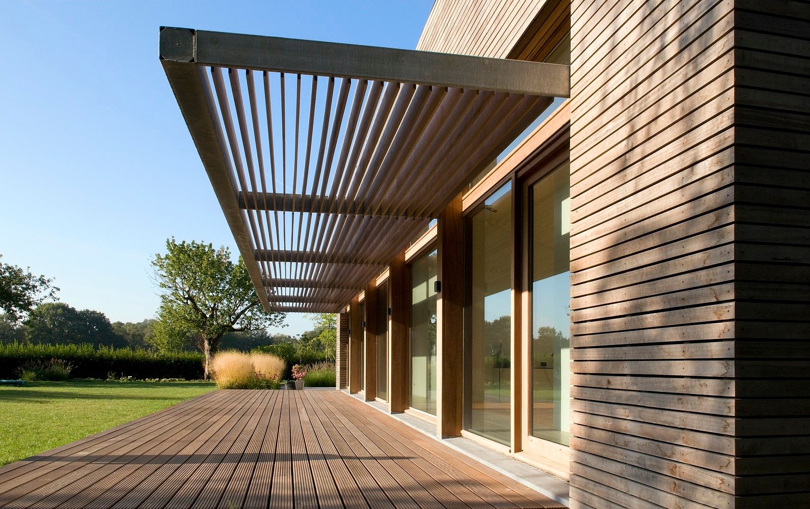 Woonhuis P, WillemsenU WillemsenU Modern terrace Wood Wood effect