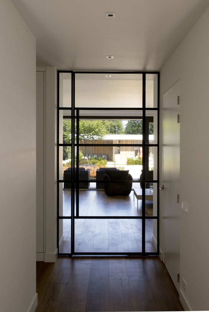 ​Het Witte Huis, WillemsenU WillemsenU Modern corridor, hallway & stairs