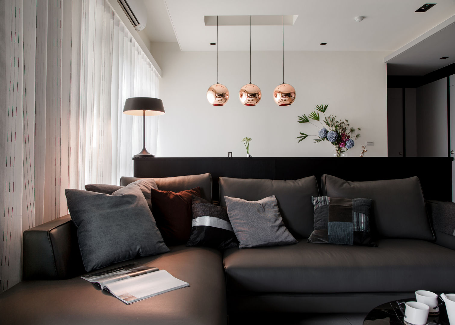 灰與白的律耀, 大丘國際空間設計 ABMIDS 大丘國際空間設計 ABMIDS Modern Living Room
