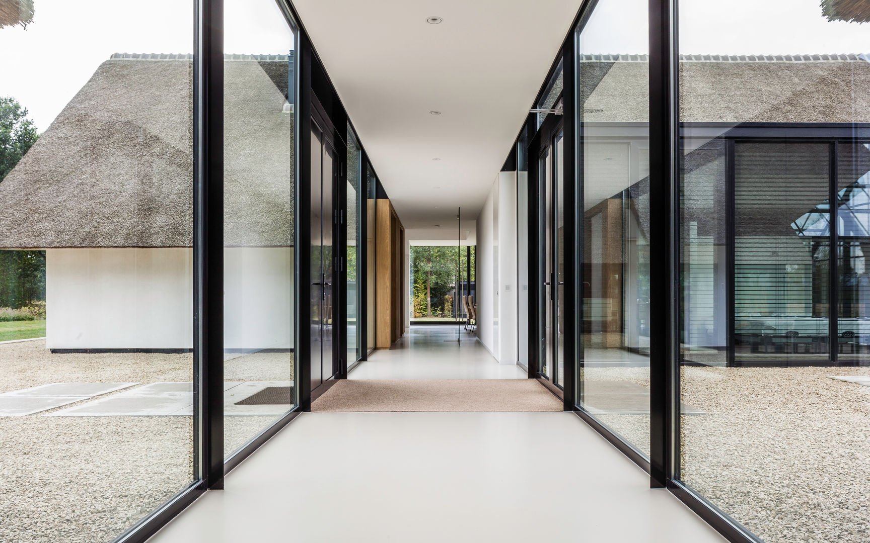 Glazen woonpalais in Berlicum, Maas Architecten Maas Architecten Modern Corridor, Hallway and Staircase