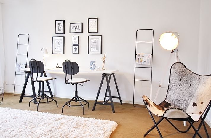 Arbeitszimmer Nicole Schütz Home Staging Study/office Zeitschriftenständer,Butterfly-Chair,Kuhfell,Kuhfell-Sessel,Arbeitsplatz,Schreibtisch