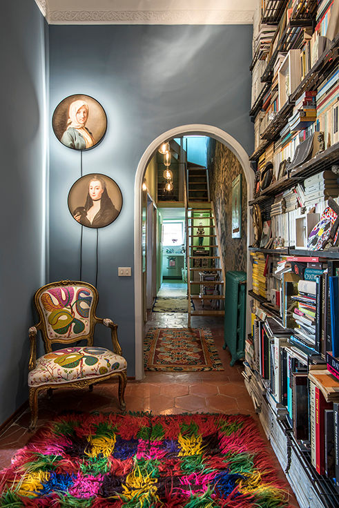 APPARTAMENTO D'EPOCA IN CORSO VITTORIO EMANUELE. UNA CASA DAL SAPORE ECLETTICO NEL CUORE DI ROMA., studioQ studioQ Colonial style corridor, hallway& stairs