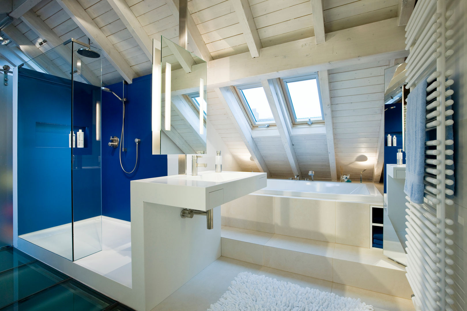 Blaues Bad in Köln, raum.4 - Die Meisterdesigner raum.4 - Die Meisterdesigner Modern bathroom