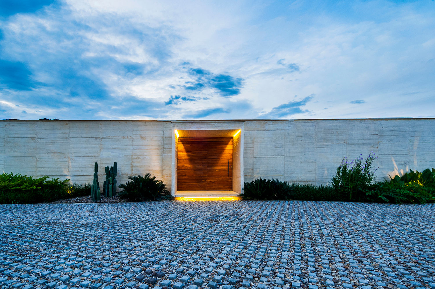 Acceso Arquitectura en Estudio Casas estilo moderno: ideas, arquitectura e imágenes Madera Acabado en madera