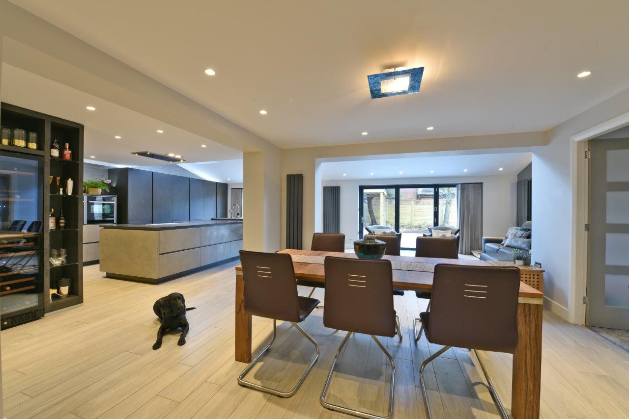 Mr & Mrs Birch Diane Berry Kitchens Modern Mutfak dining area,tableand chairs,dog,marley,island,kitchen