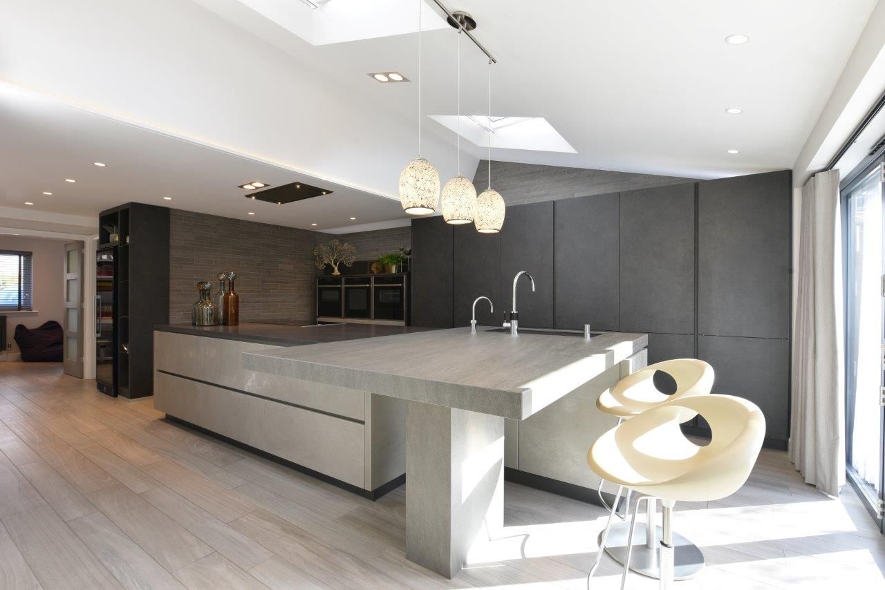 Mr & Mrs Birch Diane Berry Kitchens Cocinas de estilo moderno alno,manchester,neff,quooker,tonon,bar stools,polspolsen,pendant lights,island,velux