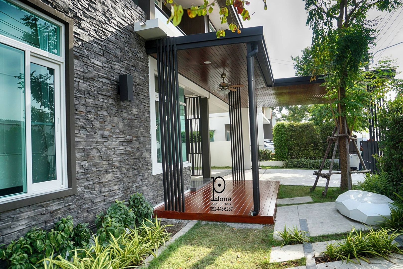 โรงจอดรถ หลังคาเมทัลชีท พร้อมฝ้าระแนงลายไม้, P-lona P-lona Modern garage/shed Iron/Steel