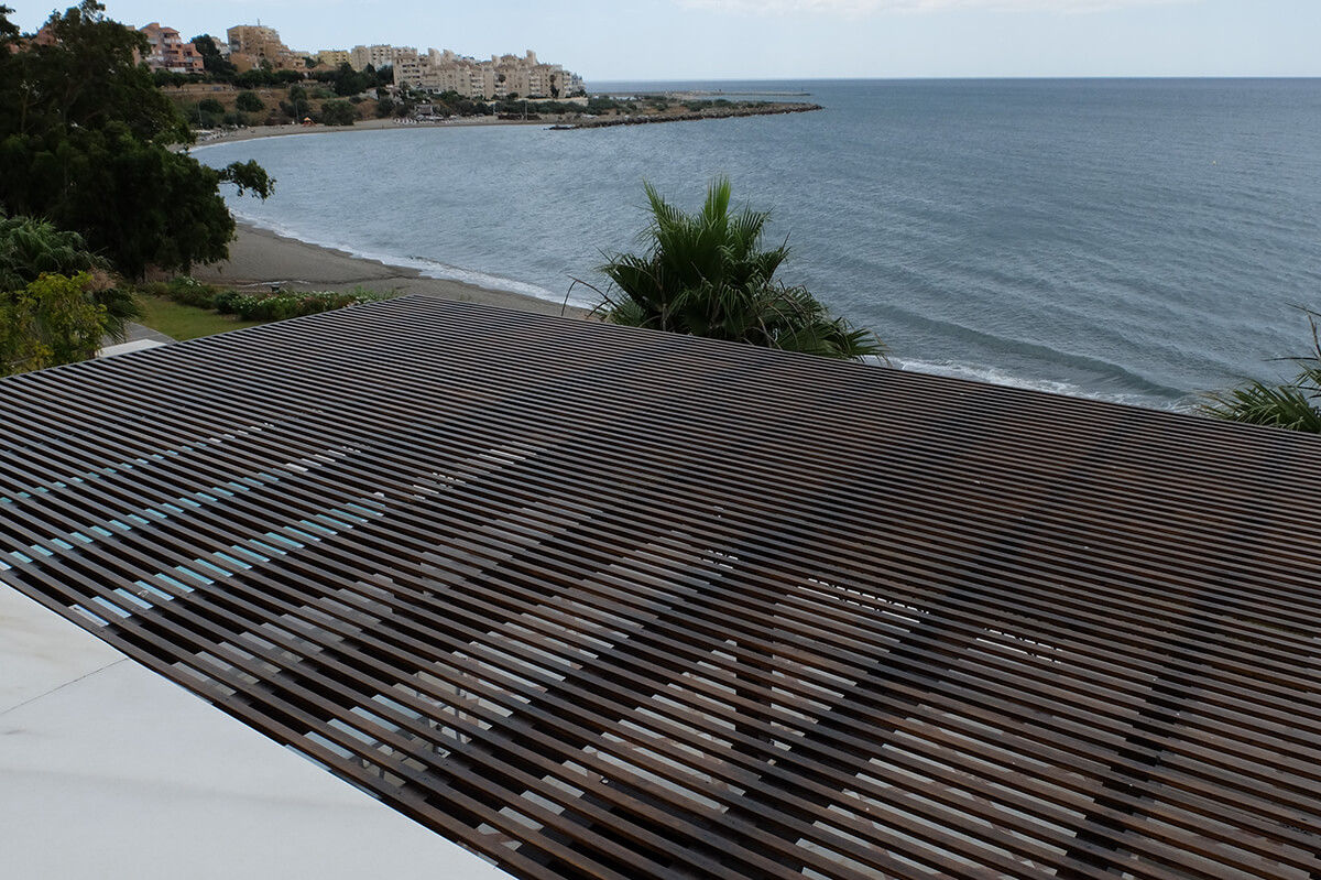 Terraza: Suelos, techo de cristal y cerramiento, COBERTI COBERTI Śródziemnomorski balkon, taras i weranda Drewno O efekcie drewna